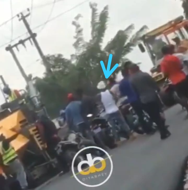 Shatta wale Clashes With Road Contractors In Nima, Orders Boys To Fight