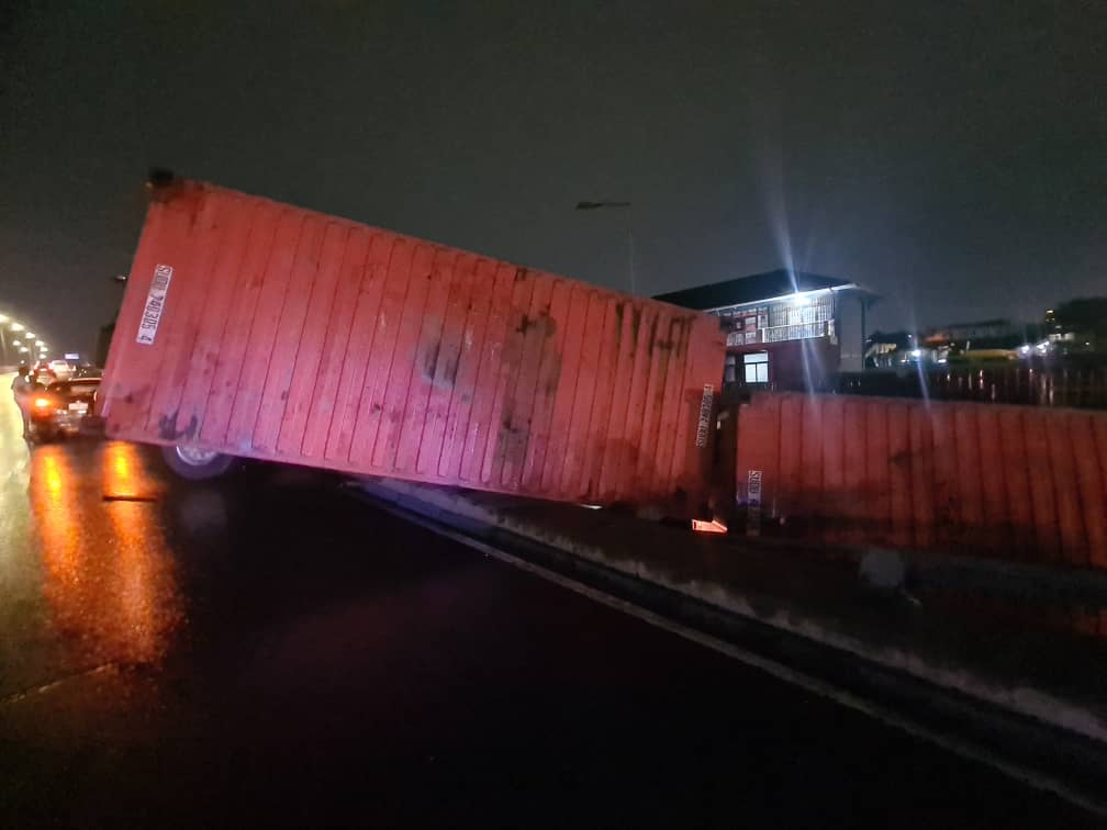 Cargo Truck Skids Off Kwame Nkrumah Flyover