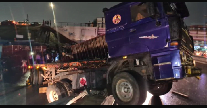 Cargo Truck Skids Off Kwame Nkrumah Flyover