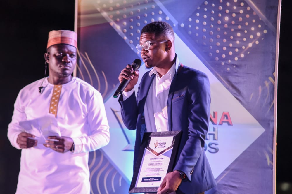 Harry Graphic wins Youth Blogger of the year at Ghana Youth Awards